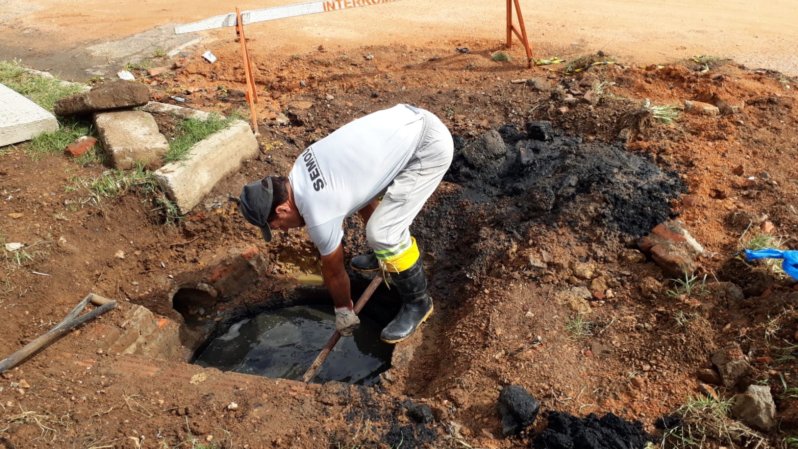 OBRAS MANTÉM AÇÕES NO BAIRROS NESTA SEGUNDA DE CARNAVAL.