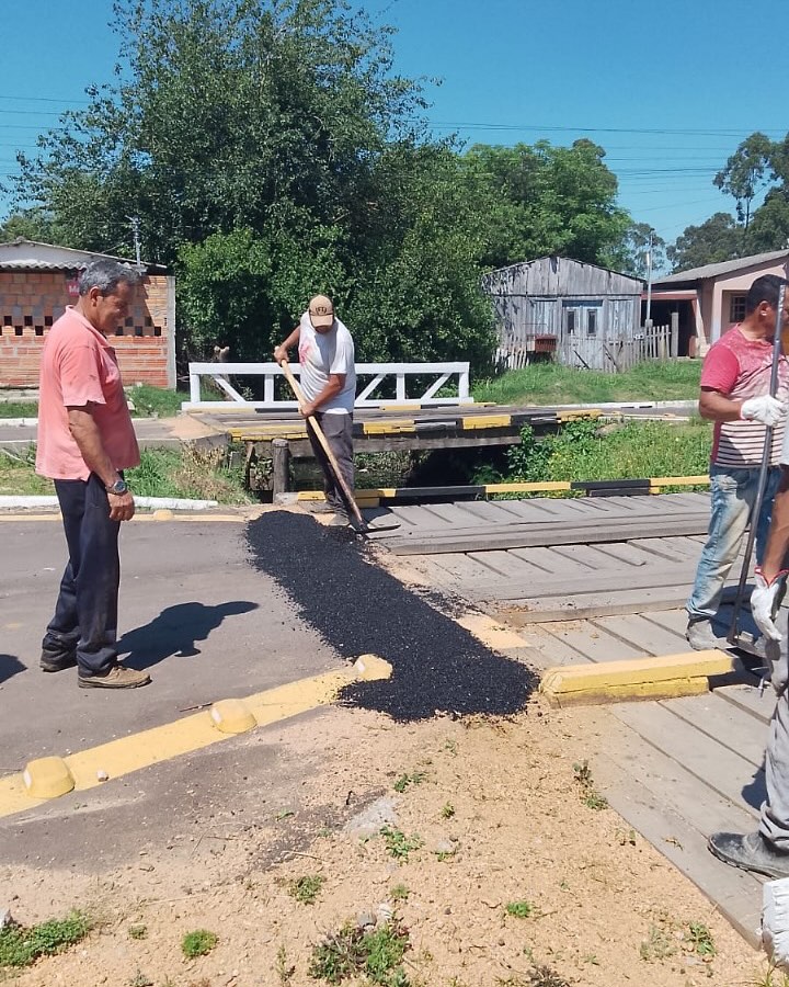 OBRAS UTILIZA MAIS DE 30 TONELADAS DE ASFALTO EM RECUPERAÇÃO DE VIAS.