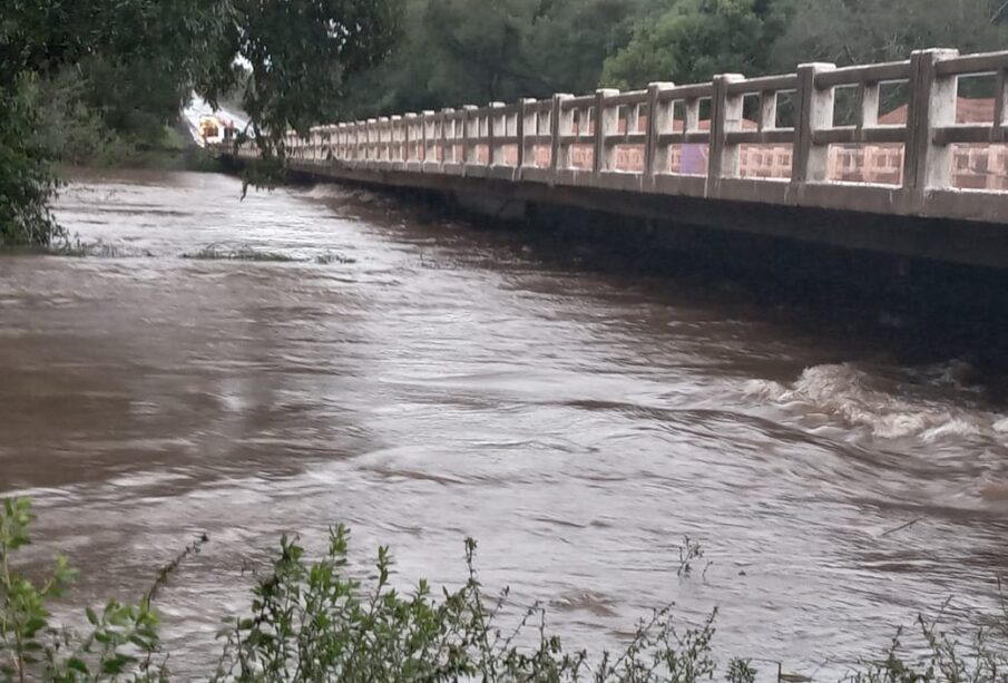 DNIT BLOQUEIA O TRÂNSITO DE VEÍCULOS SOBRE A PONTE DO ARROIO BOSSOROCA; RS 630 TEM TRÊS TRECHOS ALAGADOS.