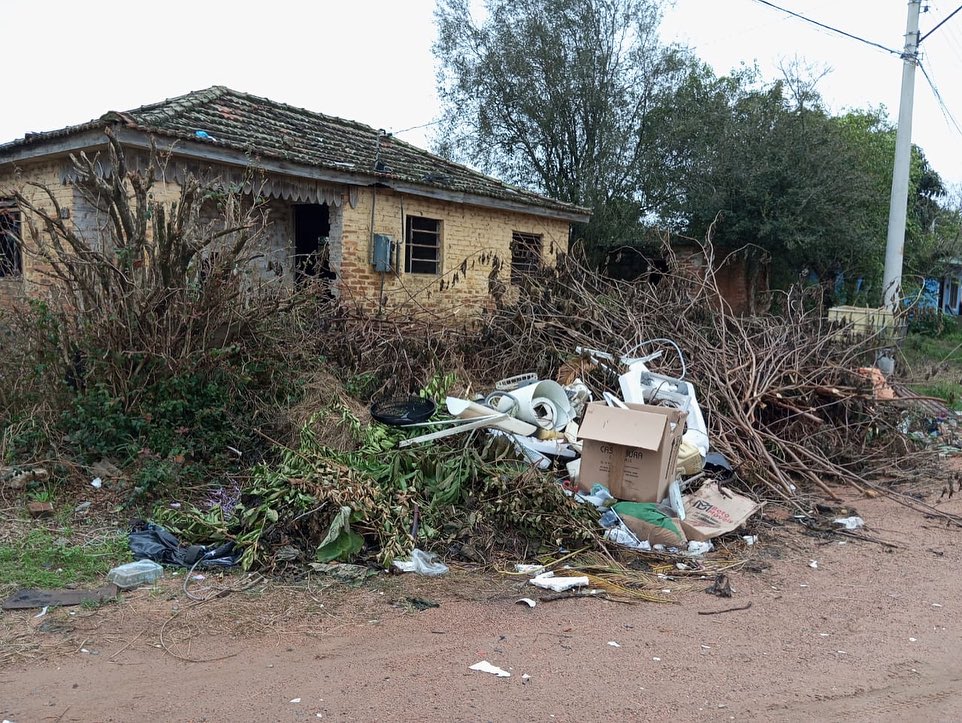 SERVIÇOS URBANOS RECOLHE LIXO JOGADO IRREGULARMENTE.