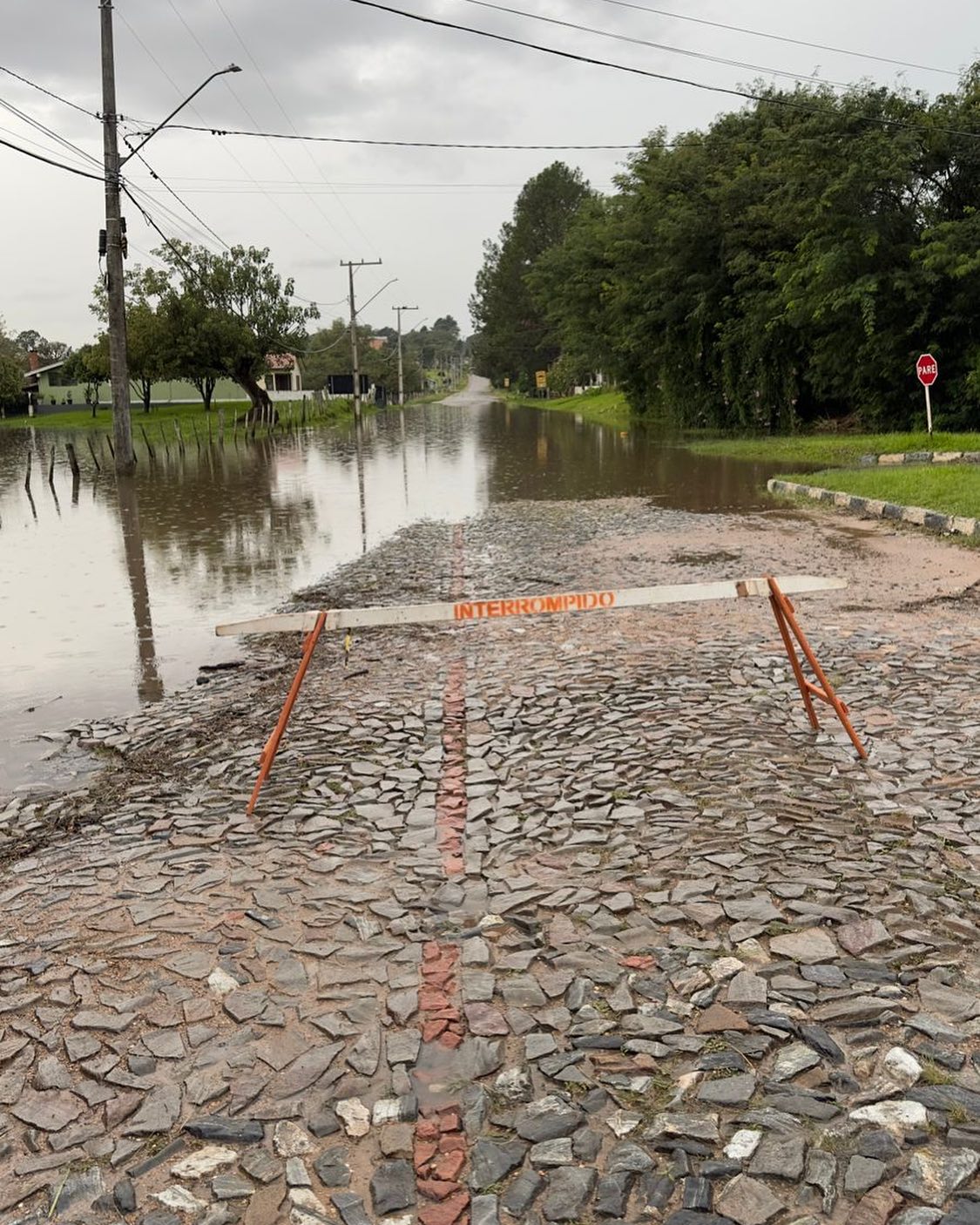 TRÂNSITO DE VEÍCULOS É INTERROMPIDO.