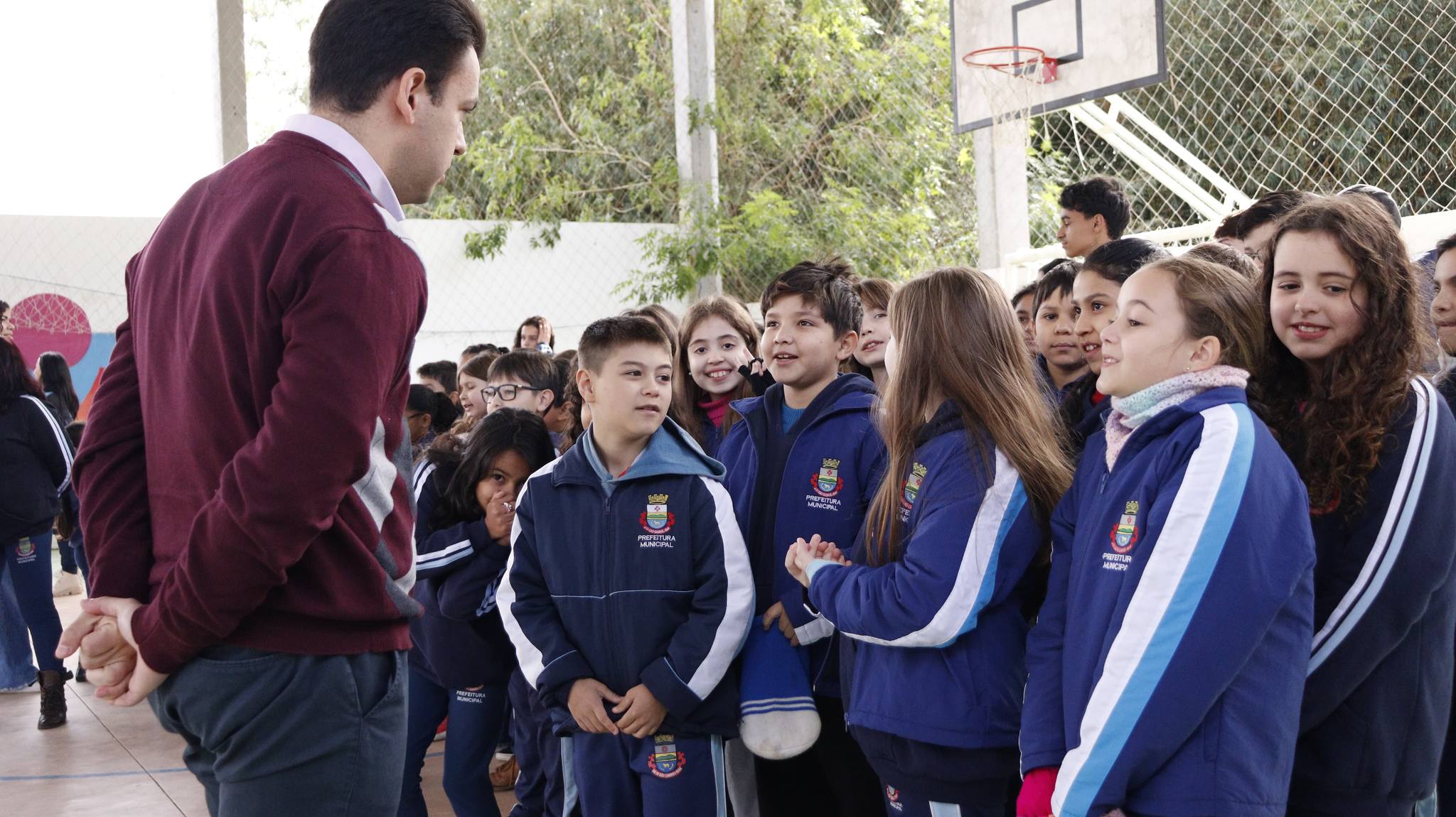 PROFESSORES RECEBEM NOVOS UNIFORMES.