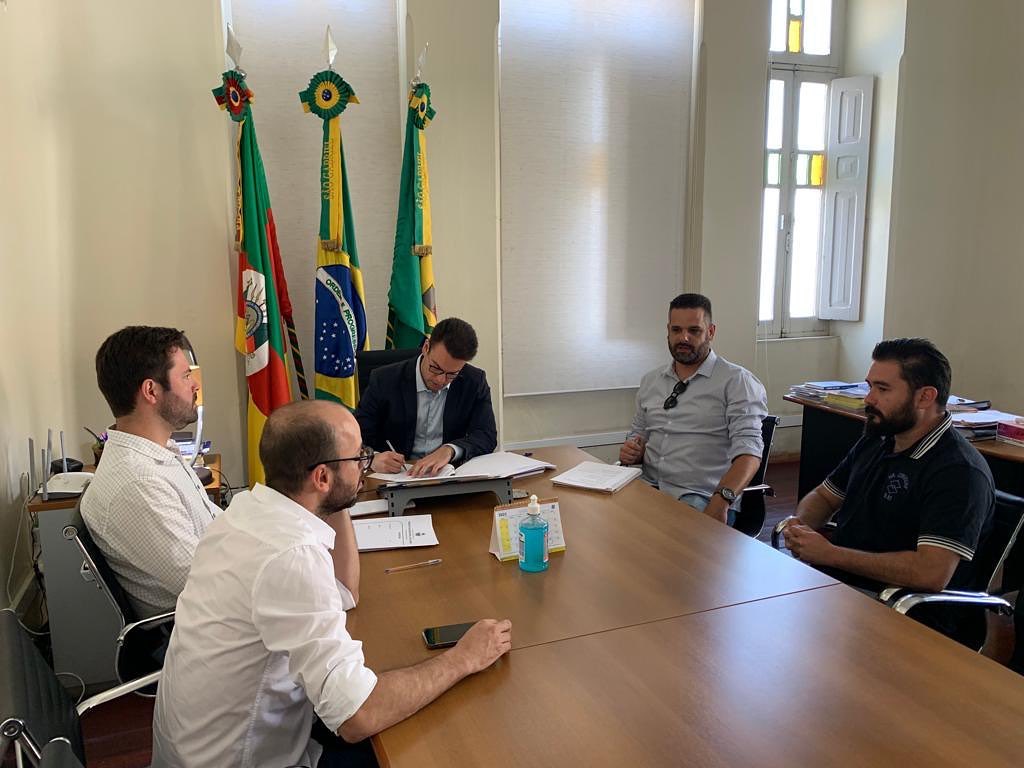 PREFEITURA MUNICIPAL APOIA 0 OITAVO ENCONTRO DE CARROS ANTIGOS