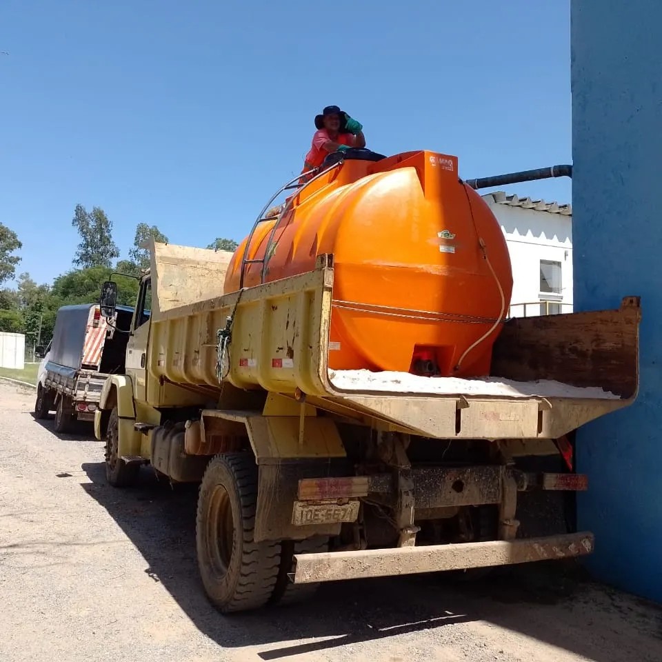 PREFEITURA LEVA ÁGUA AOS ASSENTAMENTOS RURAIS