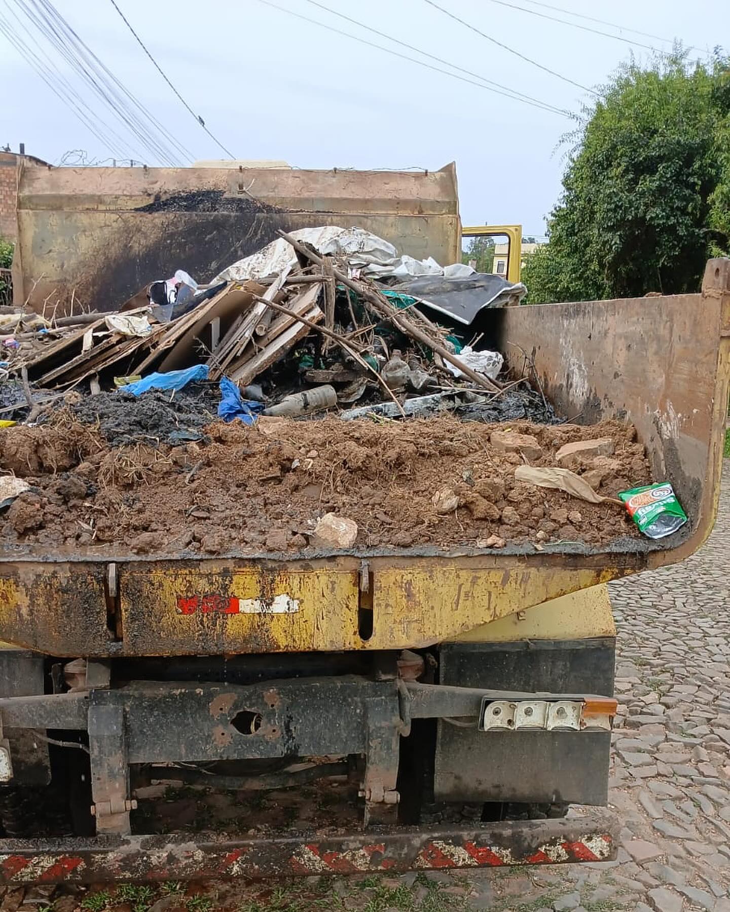 ​OBRAS CARREGA DUAS CAÇAMBAS DE LIX0 DE SANGAS E LIMPEZA DE TRAVESSIAS.