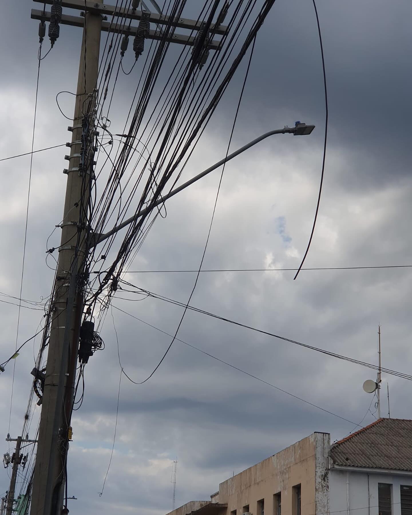 GOVERNO BUSCA SOLUÇÃO PARA ACABAR COM EMARANHADO DE FIOS NOS POSTES.