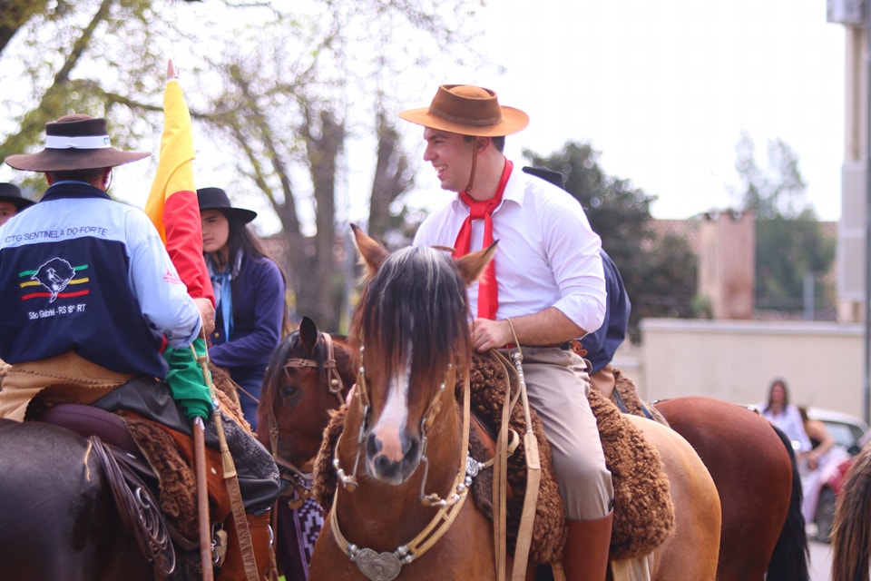 A TRADIÇÃO GAÚCHA DESFILA NA PRAÇA