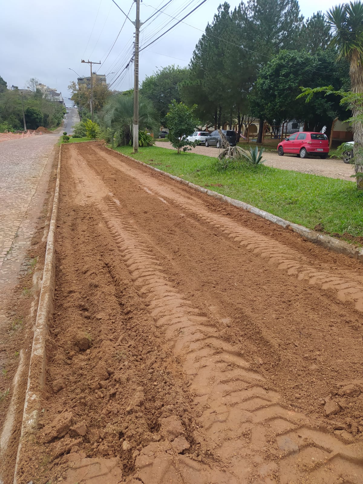 EMPRESA INICIA CONSTRUÇÃO DA PISTA DE CAMINHADA E CICLOVIA DA AVENIDA DAS ACÁCIAS.