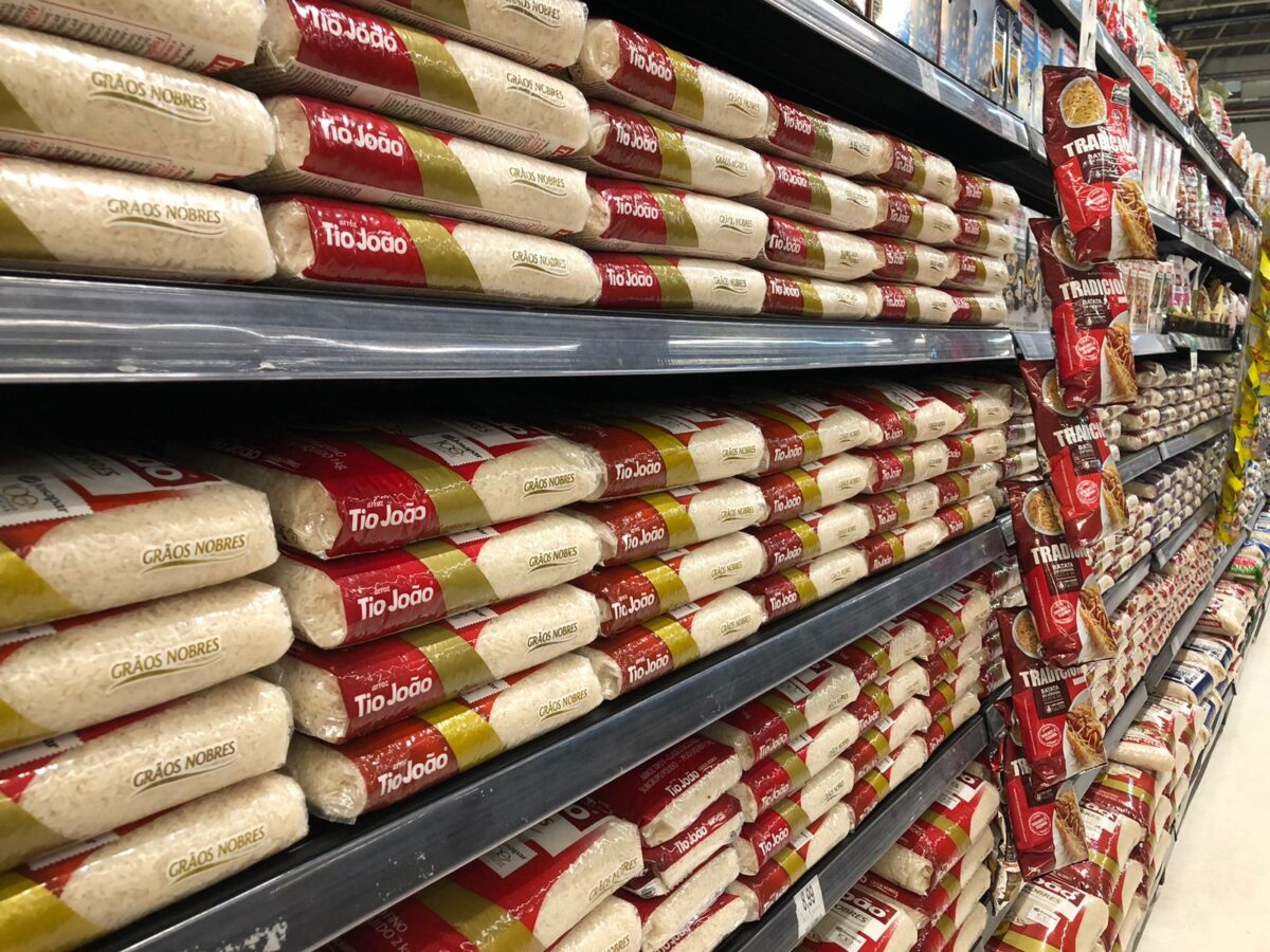 Pequenos e grandes mercados receberão arroz inportado do governo.