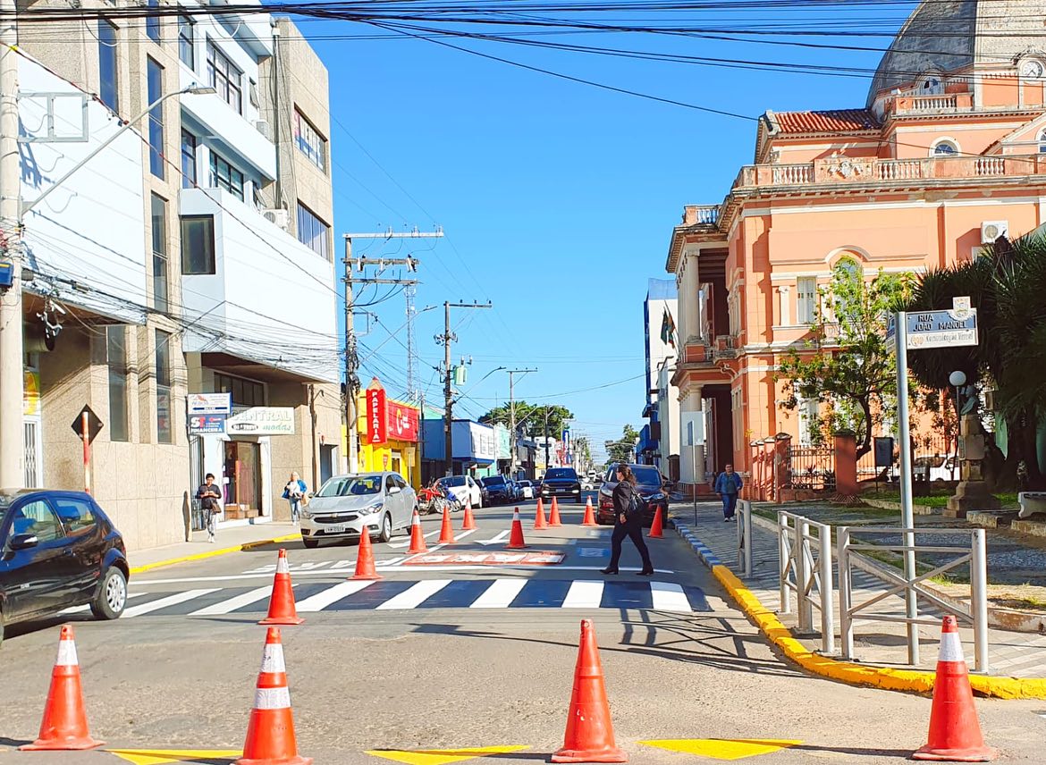 PREFEITURA REVITALIZA A PINTURA DAS FAIXAS DE PEDESTRES.