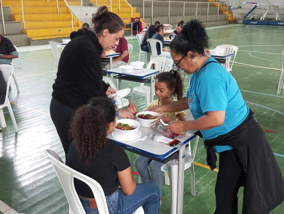 SOLIDARIEDADE: DESALOJADOS PRECISAM DE ÁGUA, COLCHÕES E MATERIAIS DE LIMPEZA.