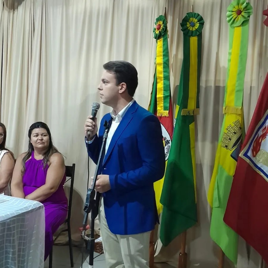 PREFEITO É PARANINFO EM FORMATURA NA ESCOLA XV DE NOVEMBRO