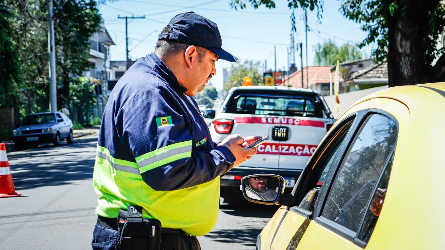 AGENTES DE TRÂNSITO REALIZAM TRABALHO DE CONSCIENTIZAÇÃO ANTES DE INICIAREM ATIVIDADES DE FISCALIZAÇÃO.