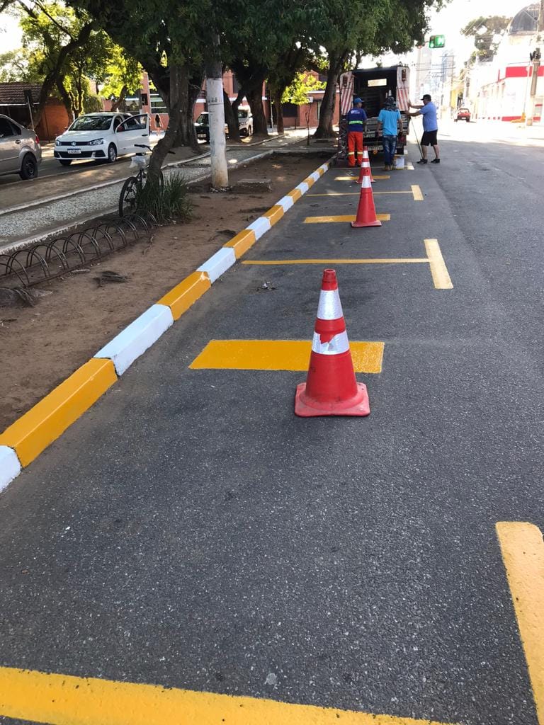 PREFEITURA REVITALIZA FAIXAS DE SEGURANÇA E DEMARCAÇÃO PARA ESTACIONAMENTOS.