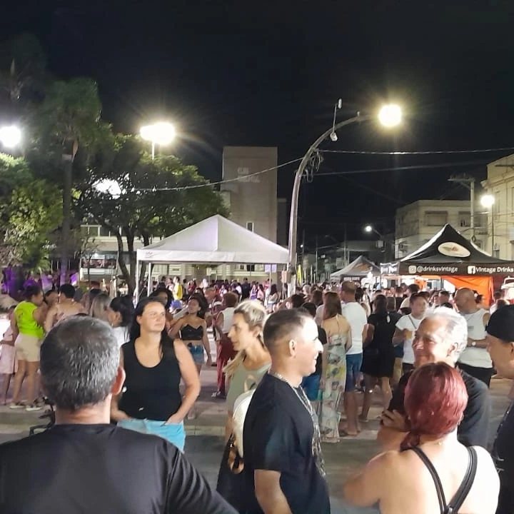 Tem Festa na praça.