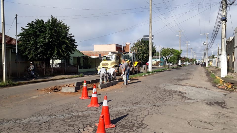 PREFEITURA PREPARA AVENIDA FRANCISCO CHAGAS PARA RECEBER SEMÁFORO.