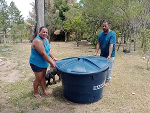 SÃO GABRIEL - Família que estava sem água  recebeu o auxílio da prefeitura