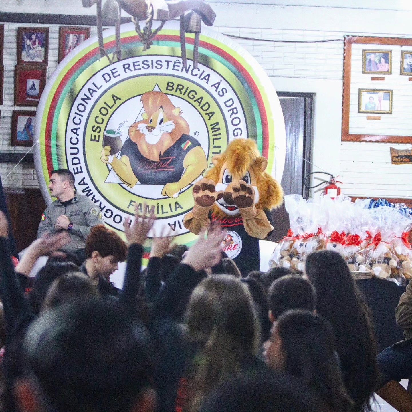 PROERD realiza formatura dos jovens no CTG Caiboaté