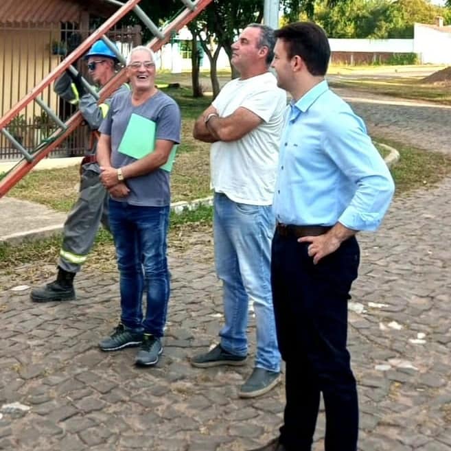 PREFEITO VISTORIA IMPLANTAÇÃO DE LUMINÁRIAS DE LED.