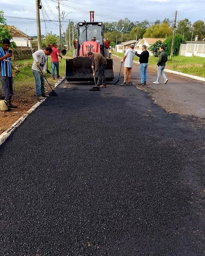 Prefeitura segue executando a operação tapa-buracos.