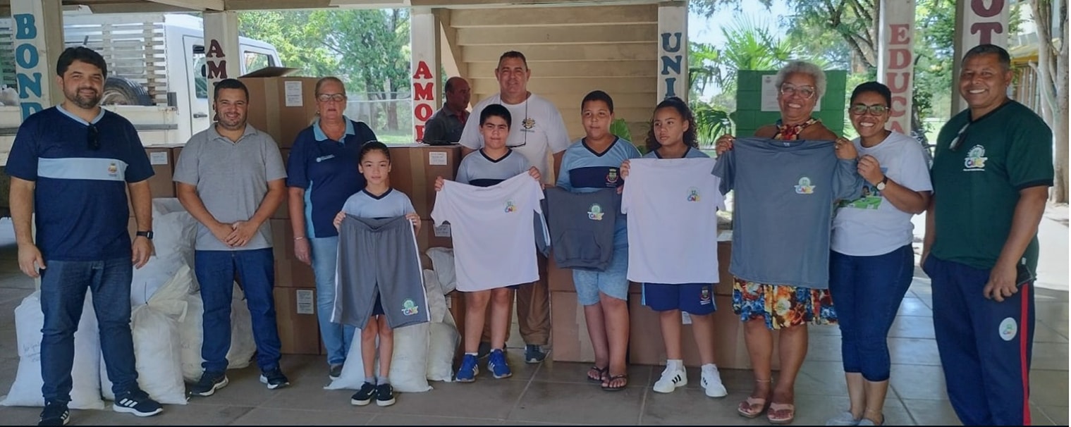 ESCOLA CÍVICO-MILITAR CAIC RECEBE NOVOS UNIFORMES