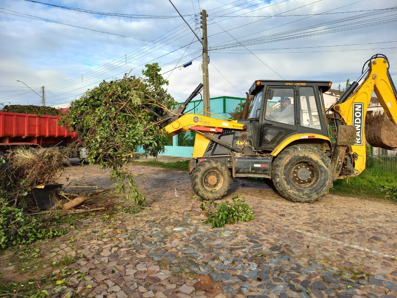 SERVIÇOS URBANOS RECOLHE PODAS NOS BAIRROS