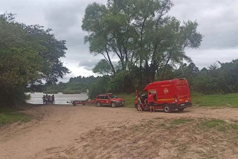 CONTINUAM AS BUSCAS PELO JOVEM QUE SE AFOGOU NO RIO VACACAÍ